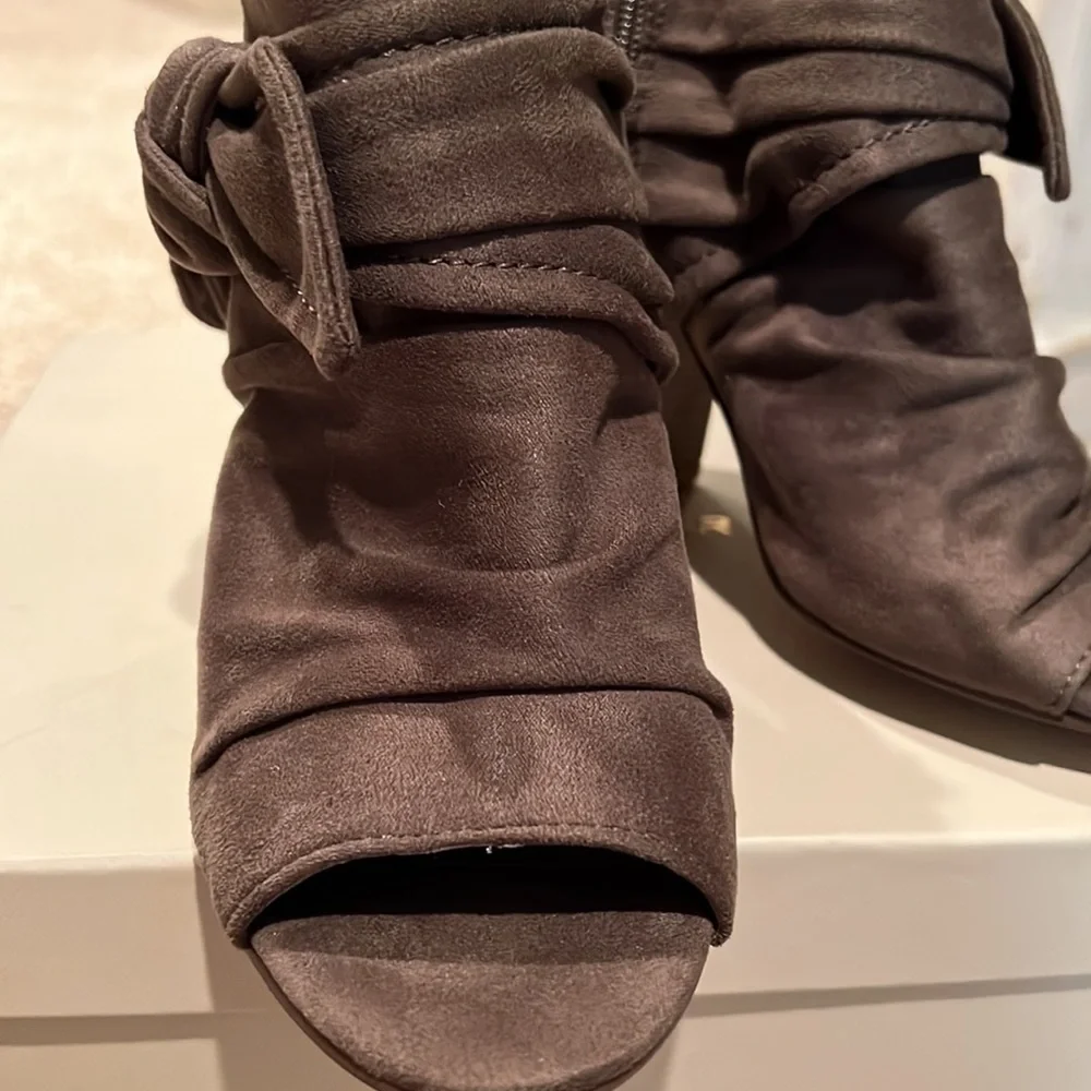 Smokey grey opened toe velvety bootie - Picture 3 of 4